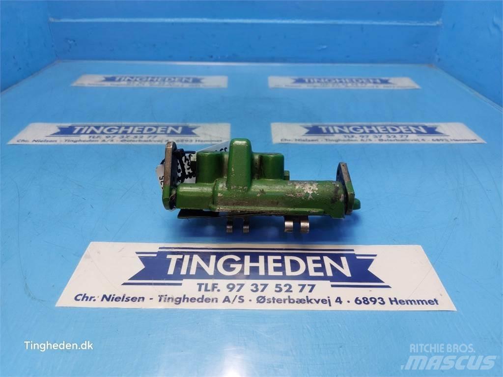John Deere 3040 Предаване