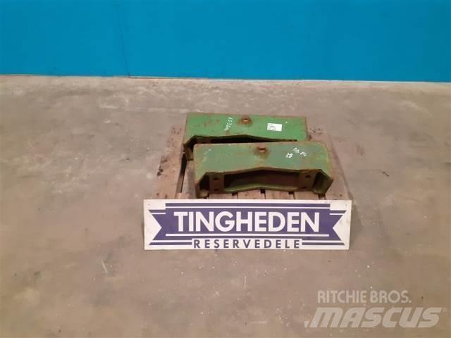 John Deere 4240 Предни тежести
