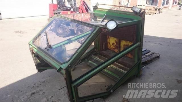 John Deere 975 Кабина