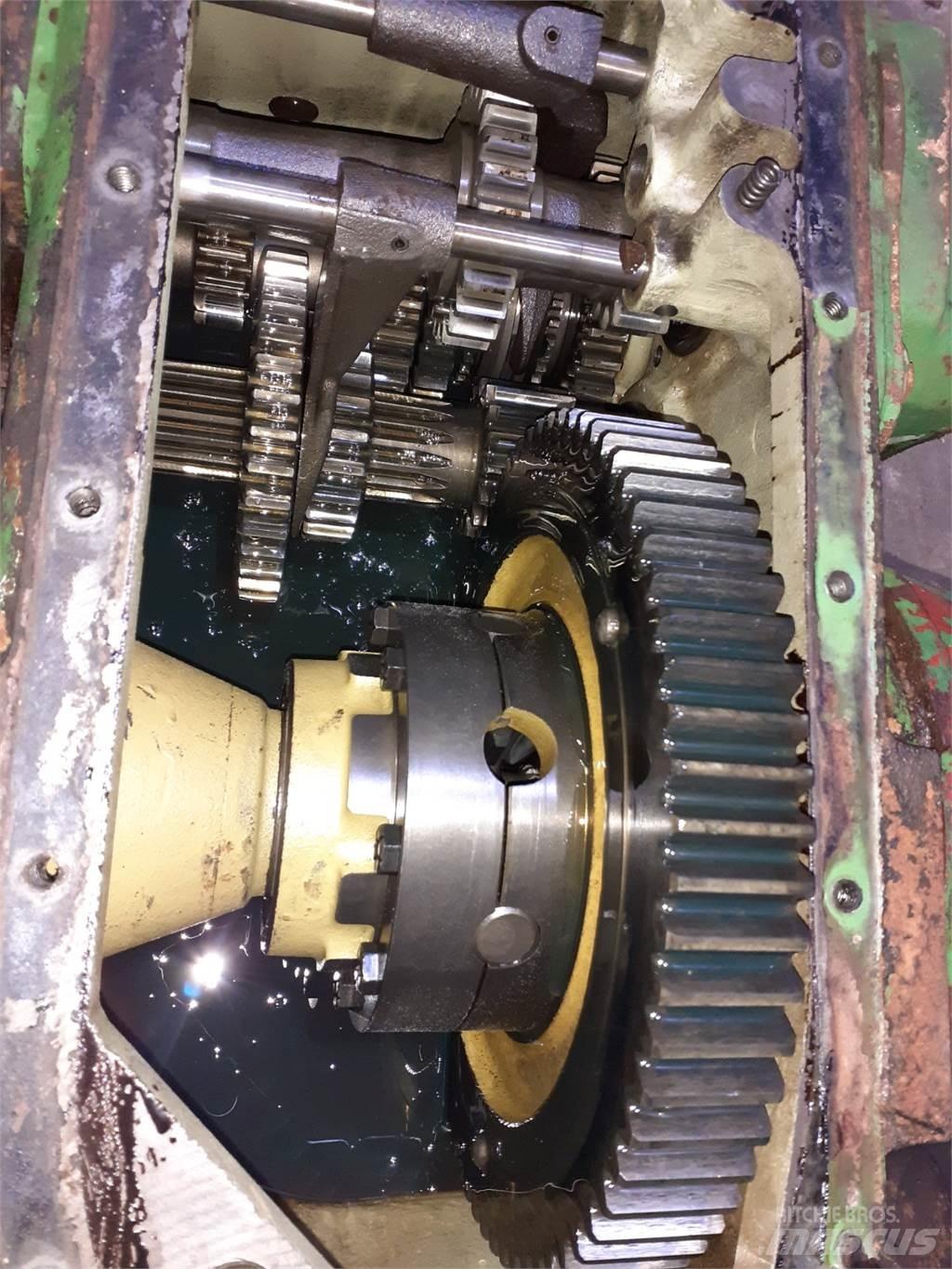 John Deere 975 Предаване