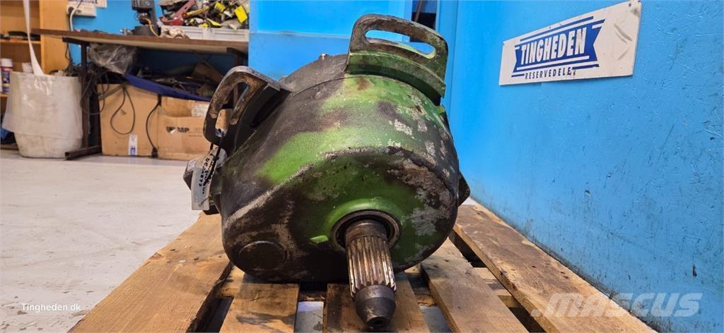 John Deere S690 Предаване