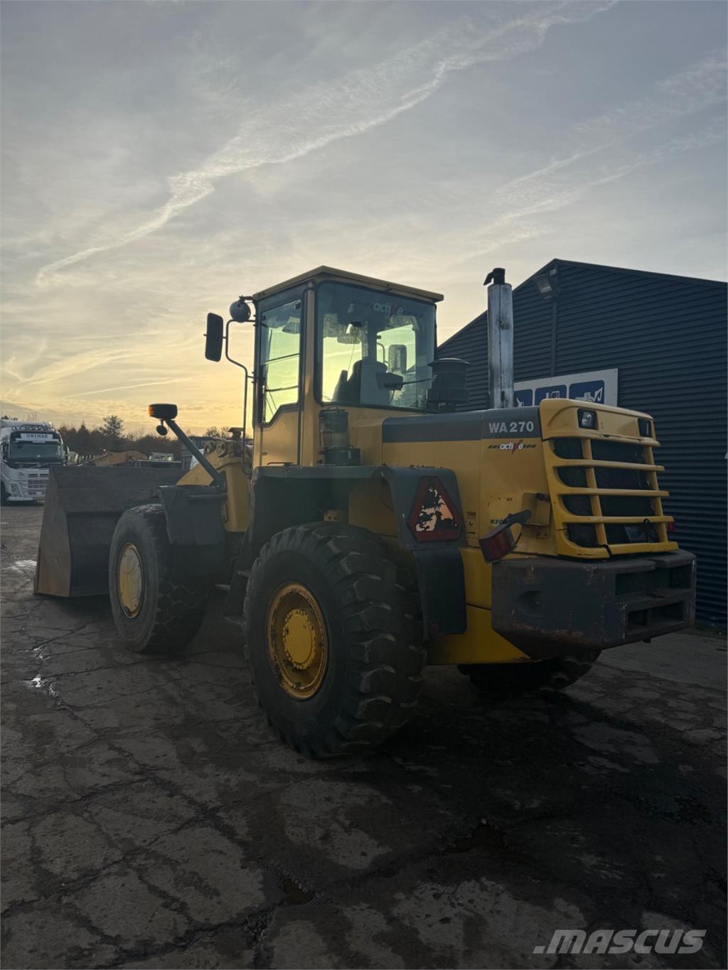 Komatsu WA270-3 Колесни товарачи