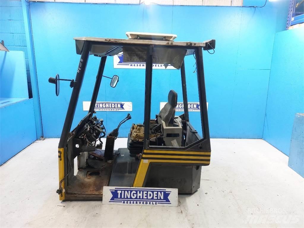 Kramer 712 Кабина