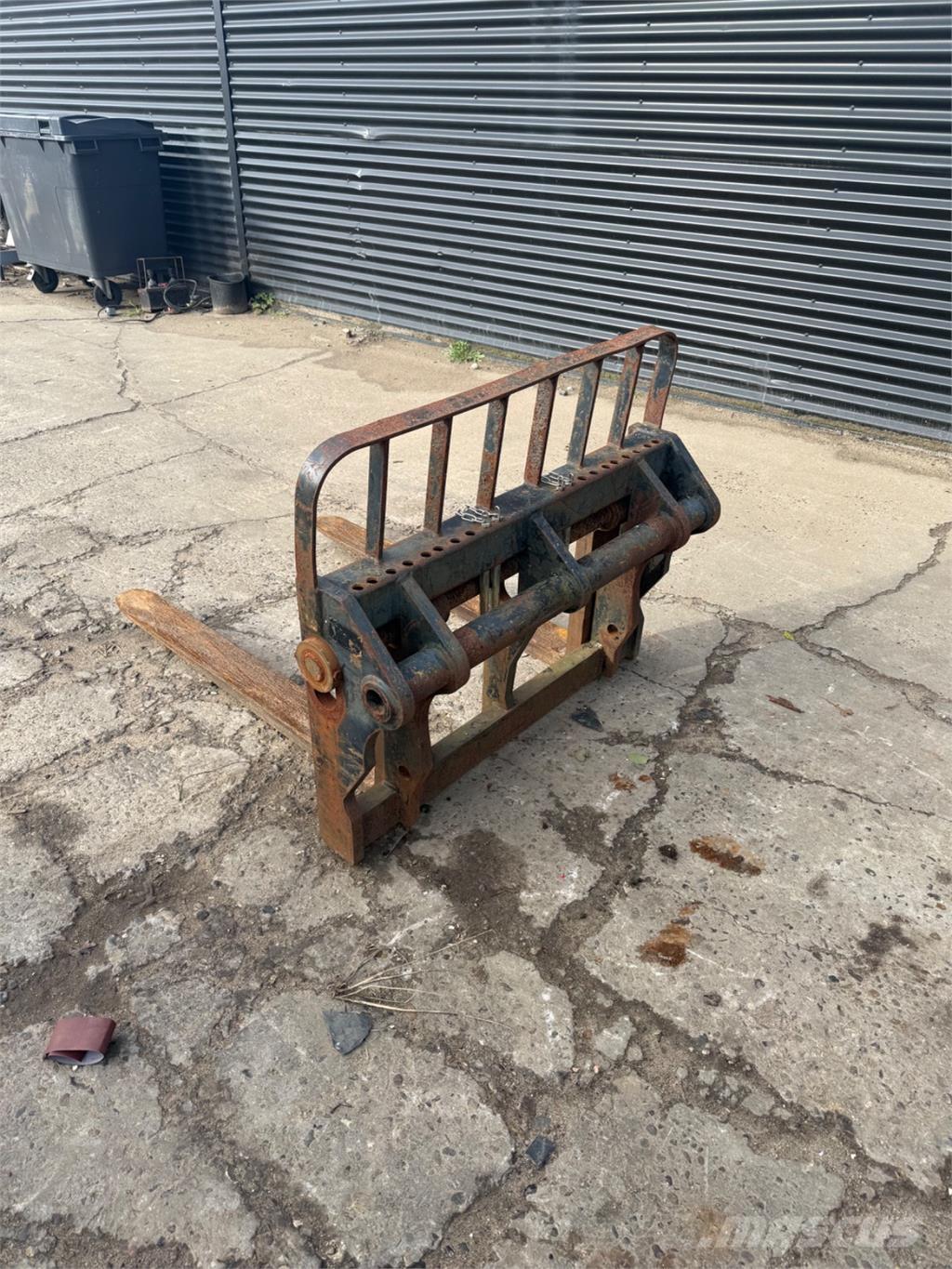 Manitou 4000kg Вили