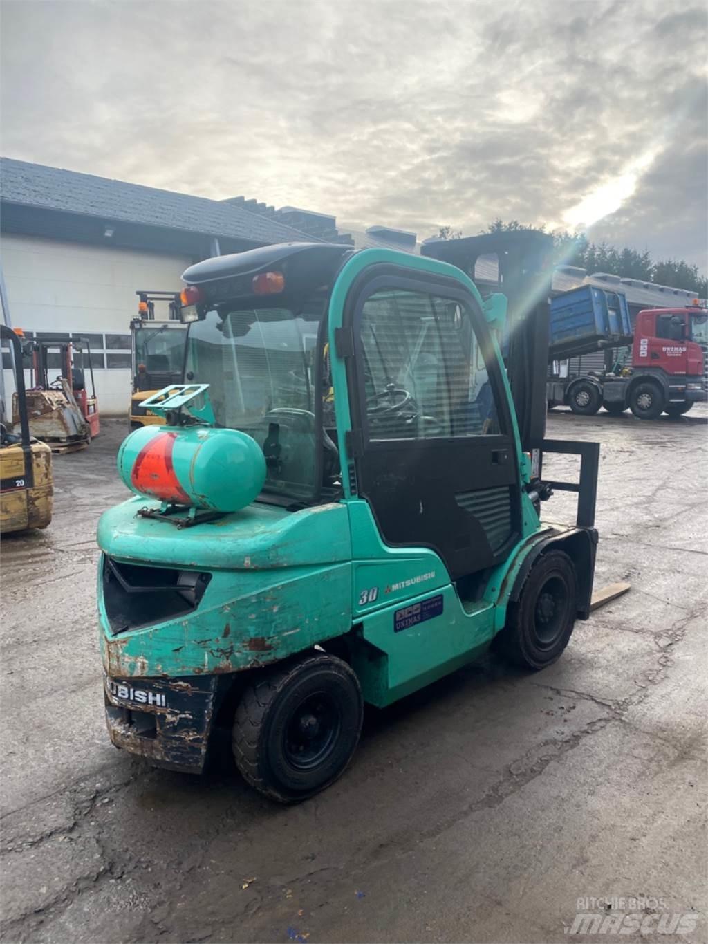 Mitsubishi FG30 Камиони с АГУ