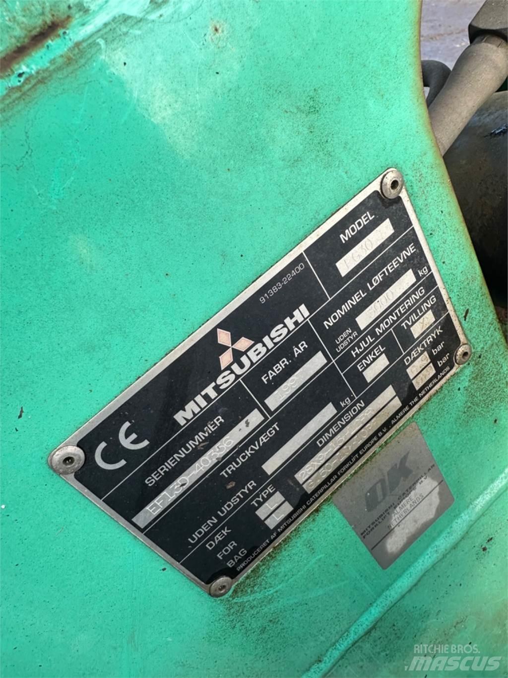 Mitsubishi FG30 Камиони с АГУ