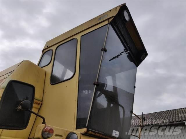 New Holland 1550 Кабина