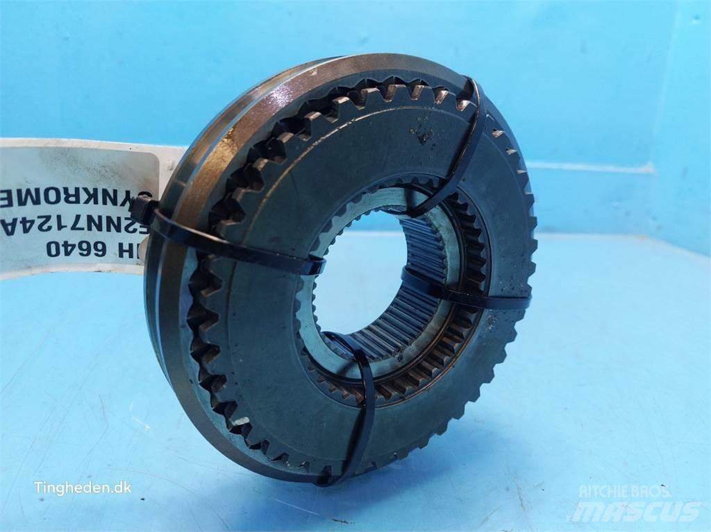 New Holland 6640 Предаване