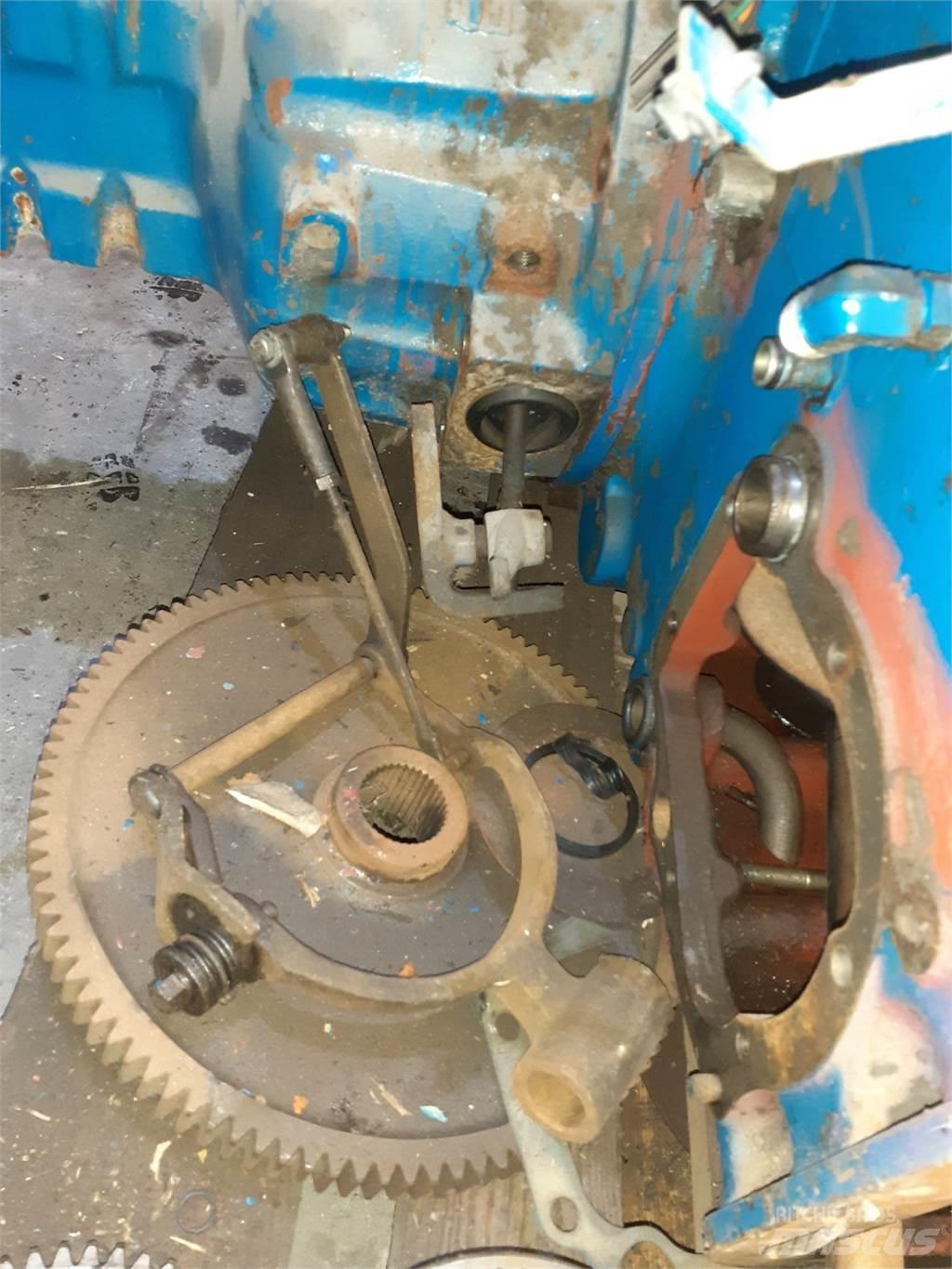 New Holland 8340 Предаване