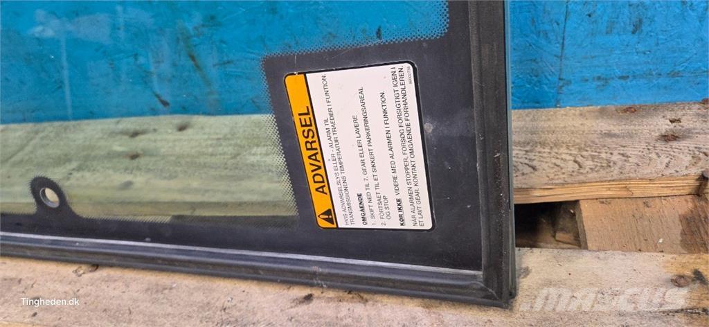 New Holland 8970 Кабина