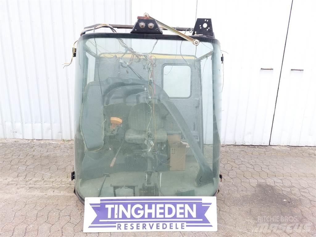 New Holland TF78 Кабина