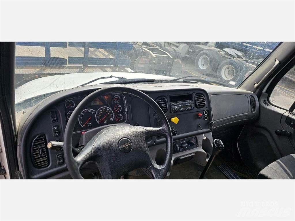 Freightliner M2 106 Бордови
