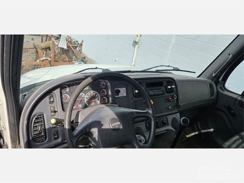Freightliner M2 106 Бордови