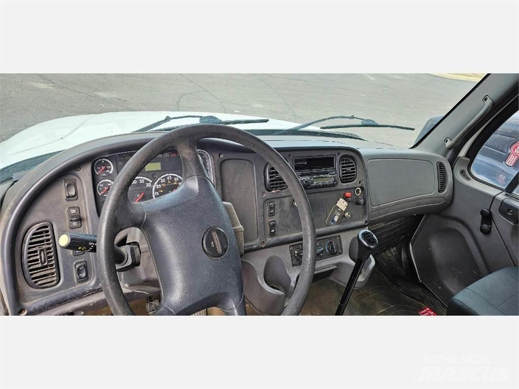 Freightliner M2 106 Бордови
