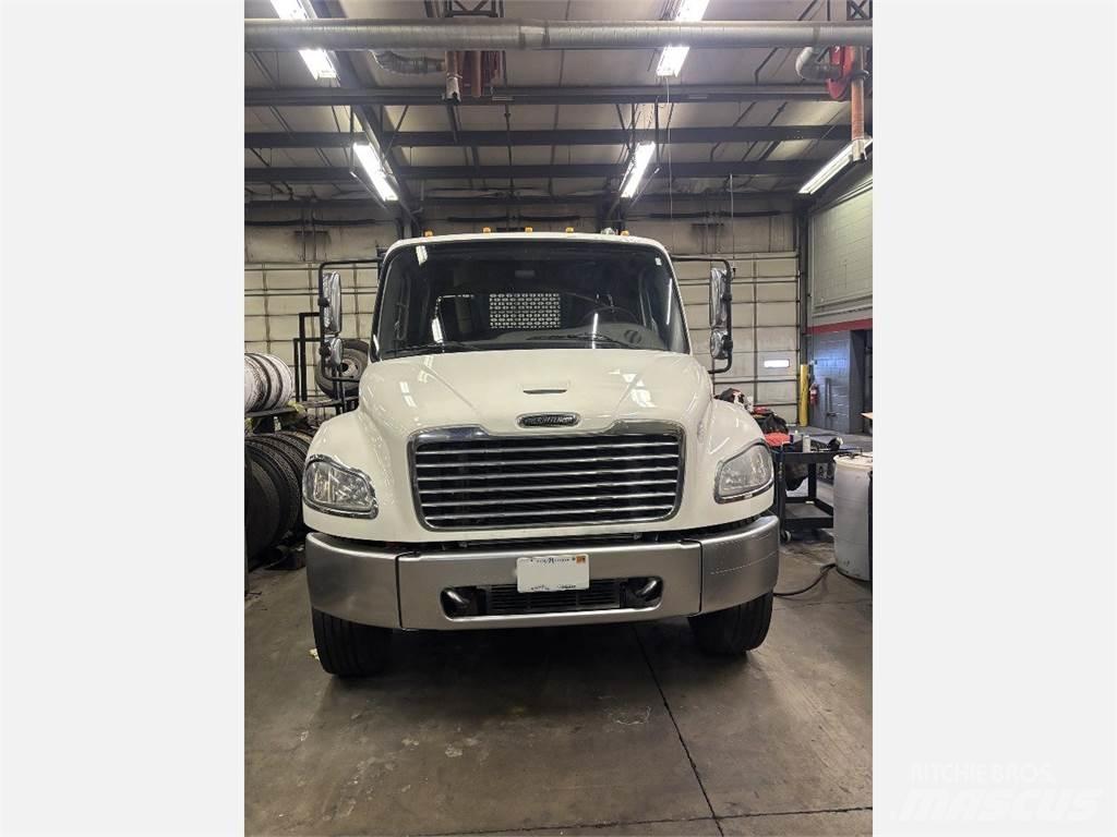 Freightliner M2 106 Бордови