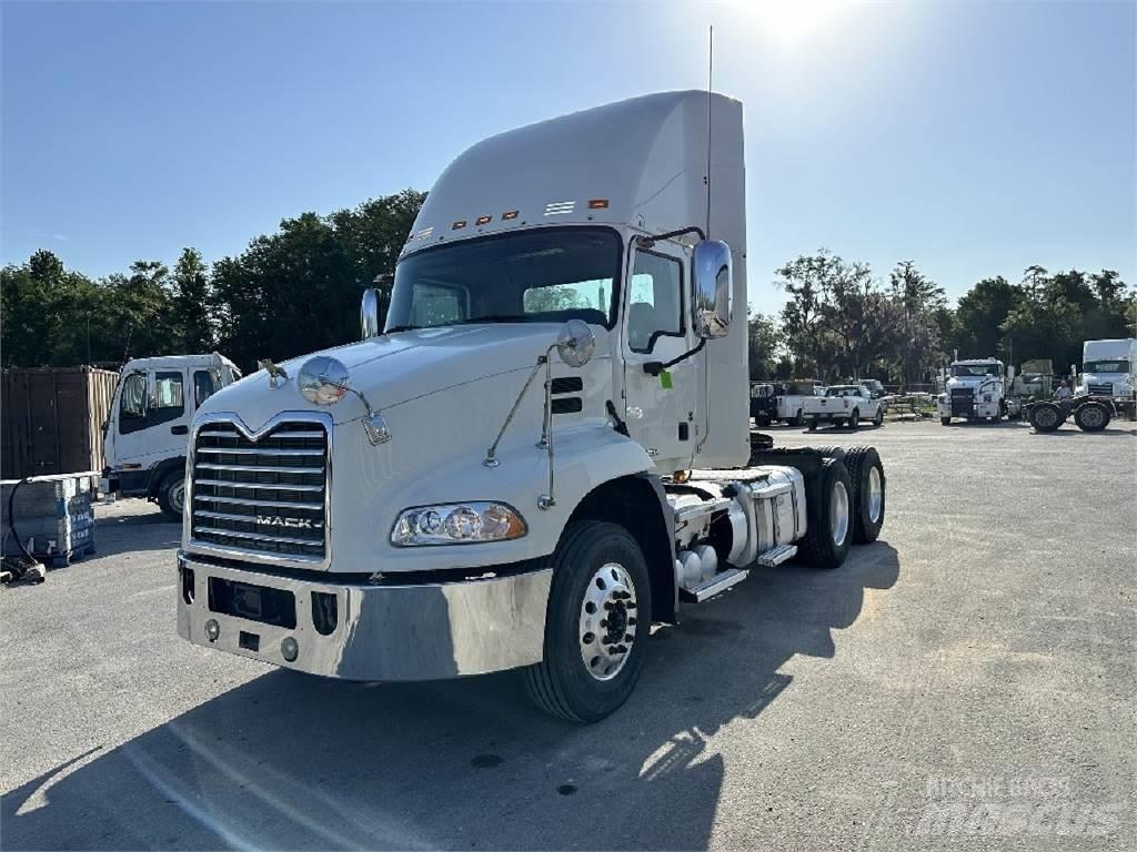 Mack CXU613 Влекачи