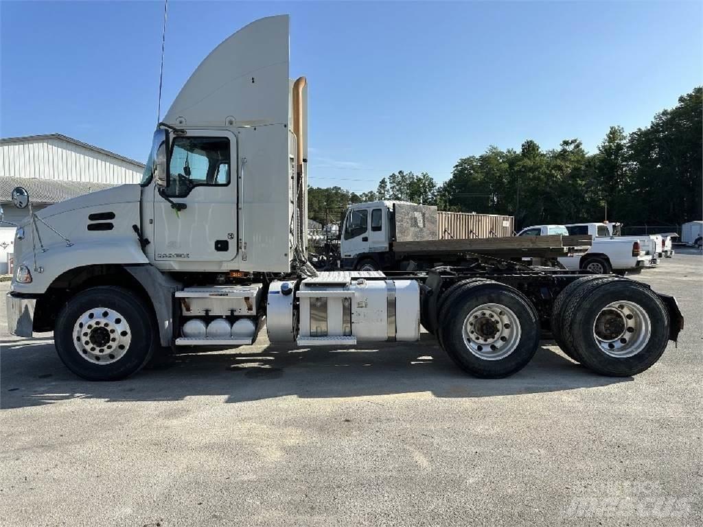 Mack CXU613 Влекачи