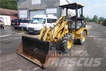 CAT 902 Колесни товарачи