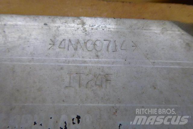 CAT IT24F Колесни товарачи