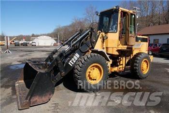CAT IT28B Колесни товарачи