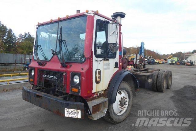 Mack MR688S Шаси кабини