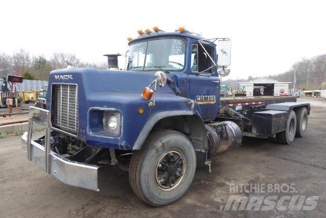 Mack RB688S Автофургони