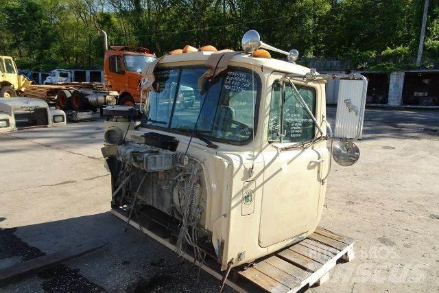 Mack RD690S Кабини