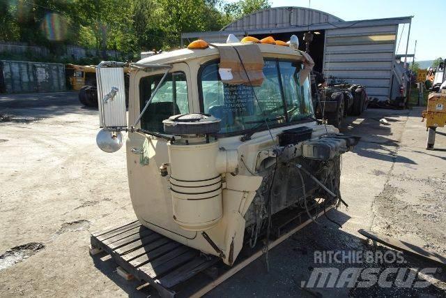 Mack RD690S Кабини