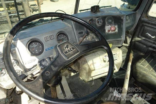 Mack RD690S Кабини