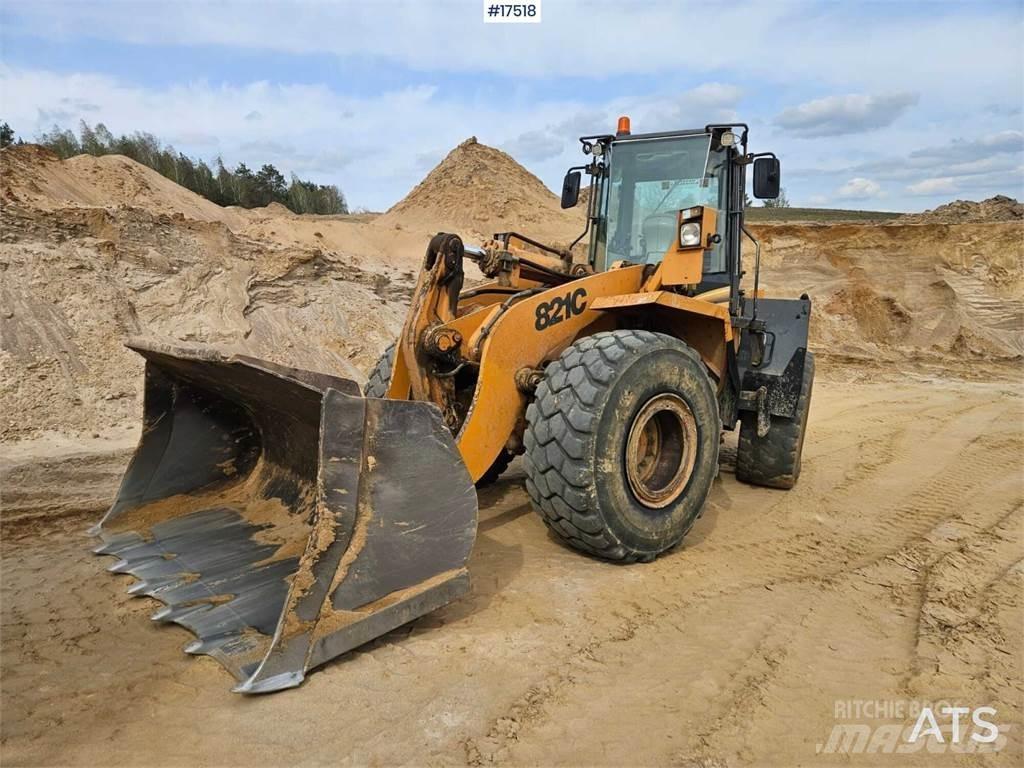 CASE 821C Колесни товарачи