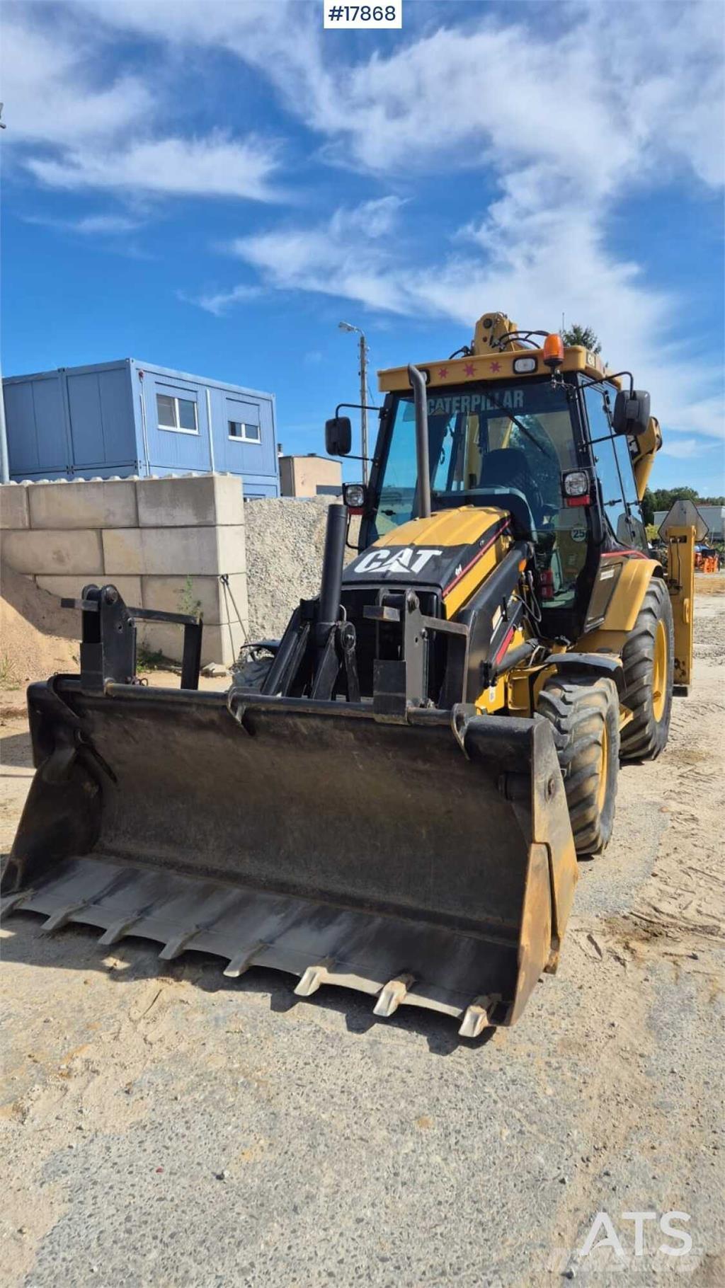 CAT 424D Товарач със заден ексватор