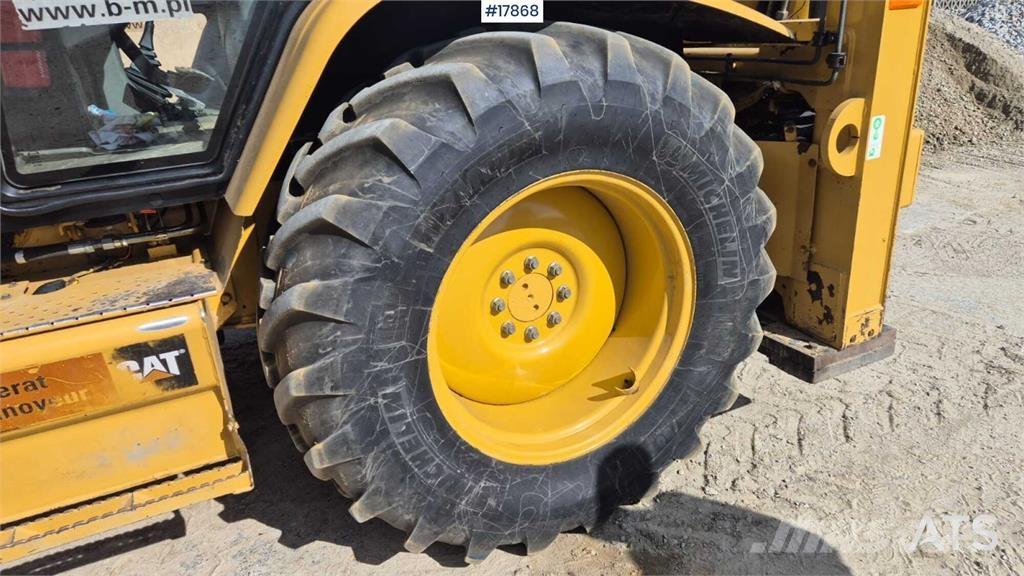 CAT 424D Товарач със заден ексватор