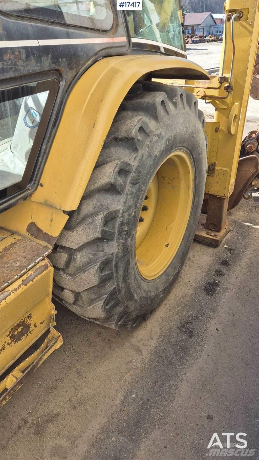 CAT 428D Товарач със заден ексватор