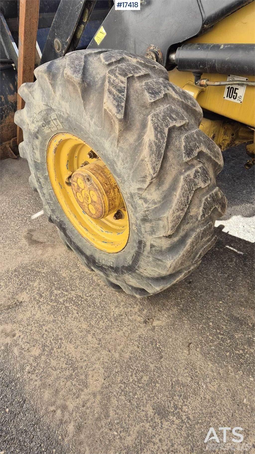 CAT 428D Товарач със заден ексватор