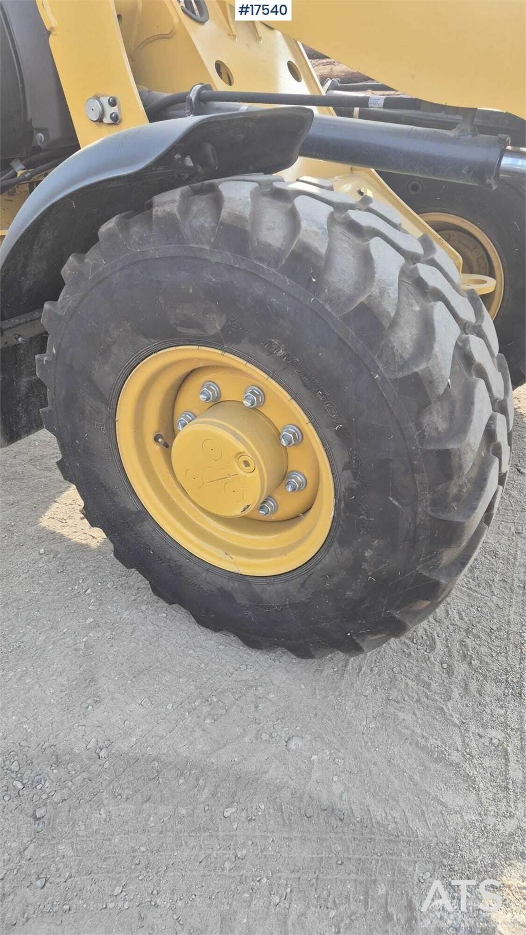 CAT 906M Колесни товарачи