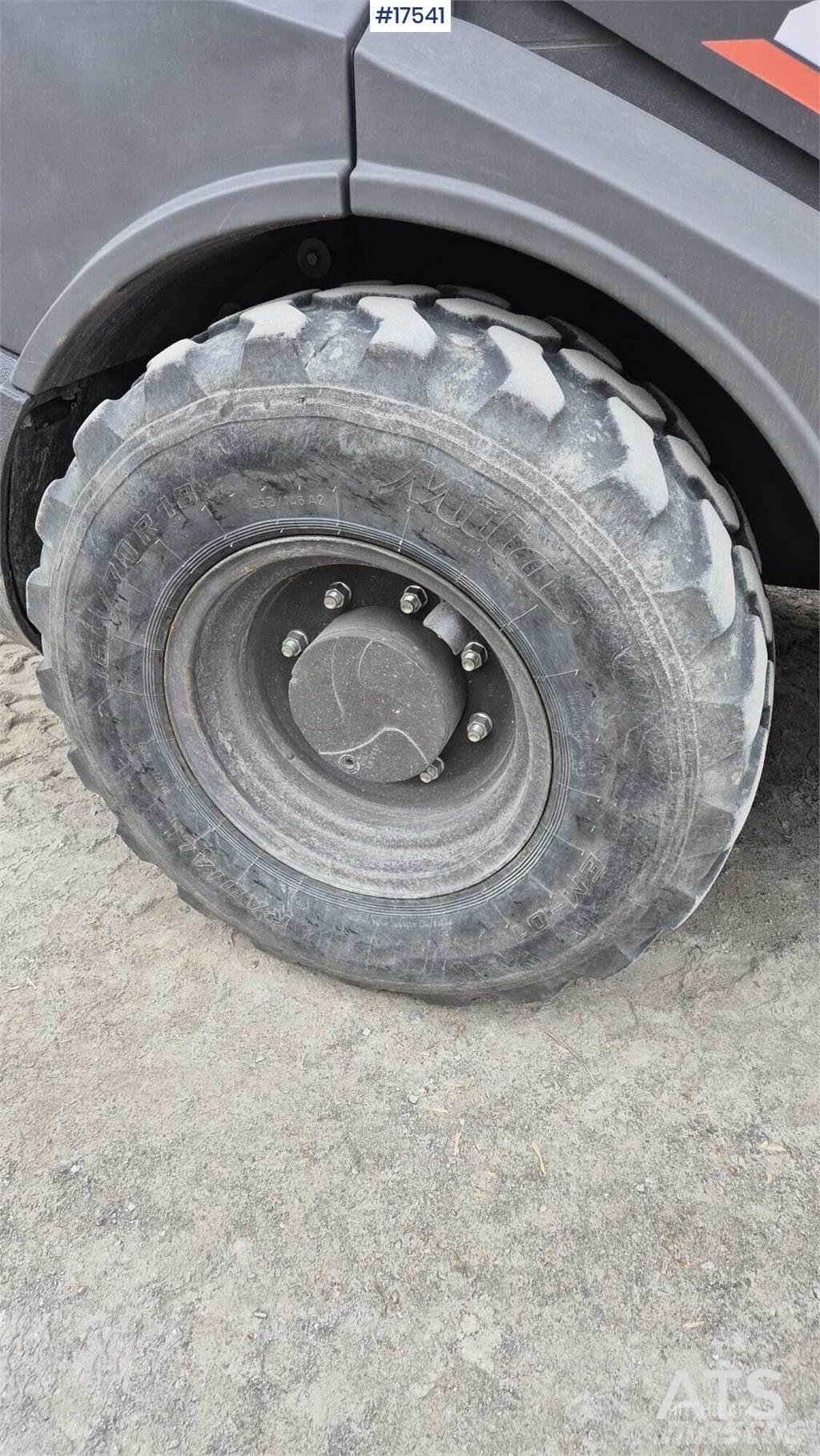 Hitachi ZW 75 Колесни товарачи