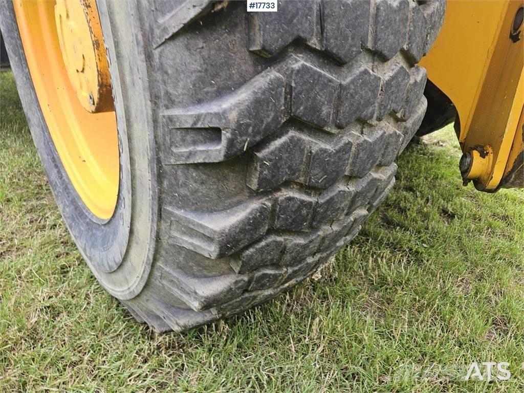JCB 4CX Товарач със заден ексватор