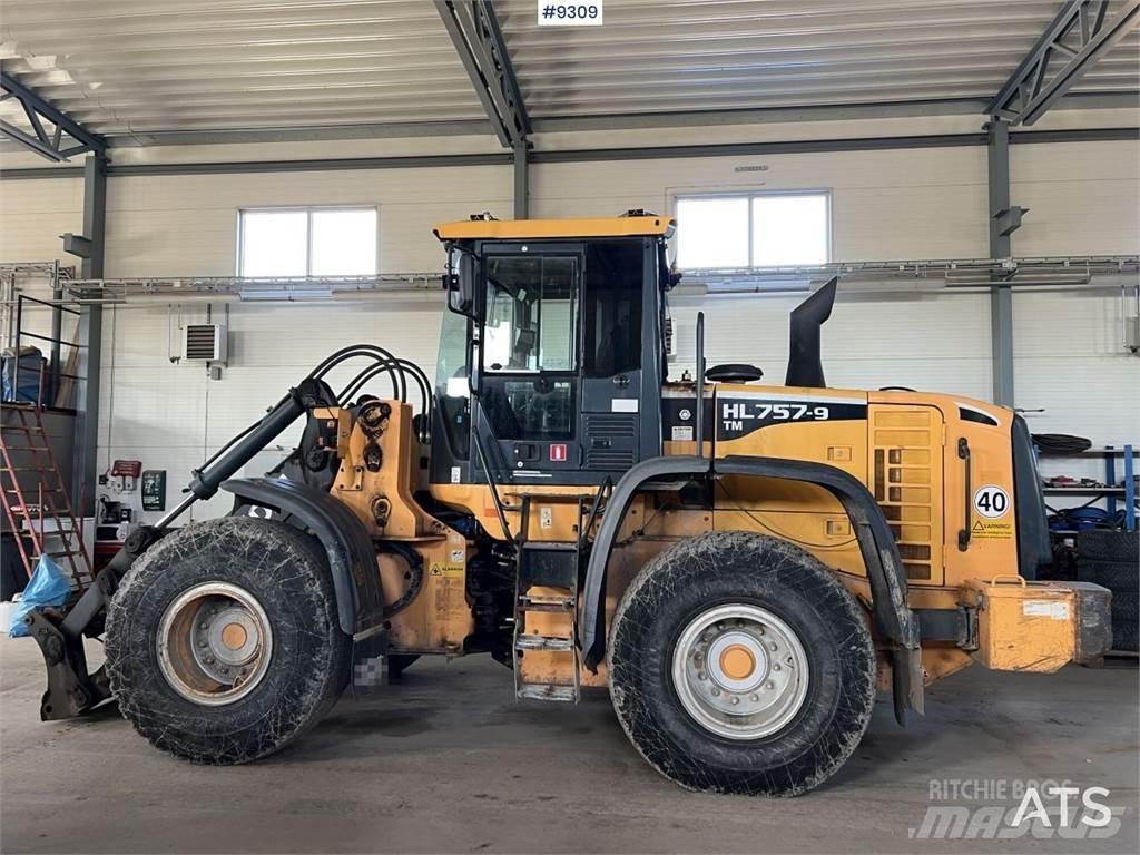 Hyundai HL757TM-9 Колесни булдозери
