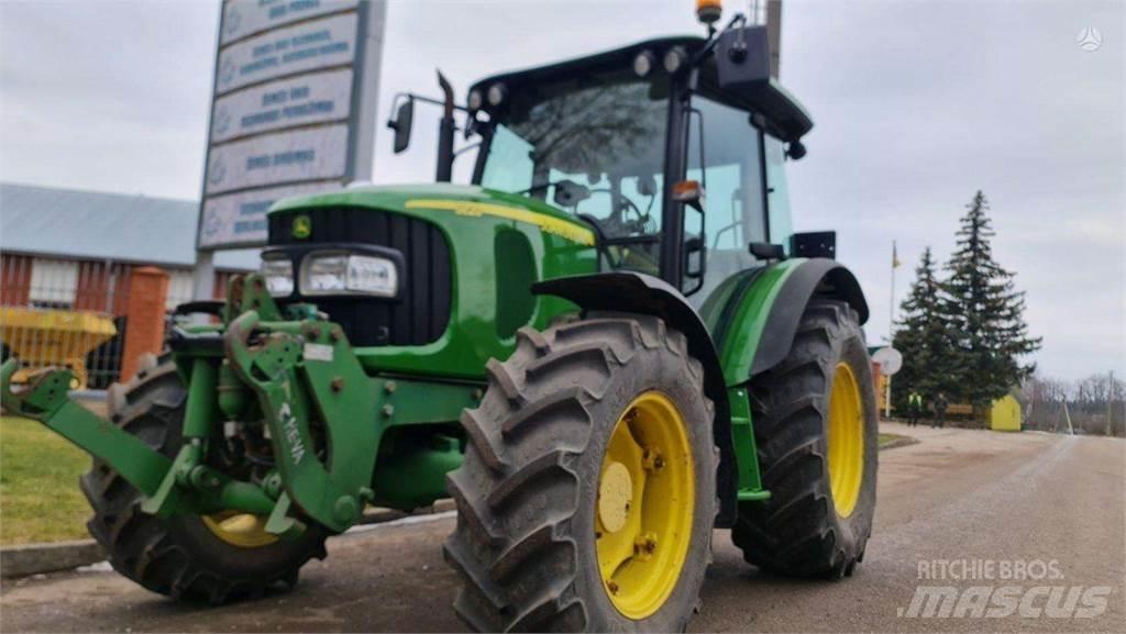 John Deere 5820 Трактори