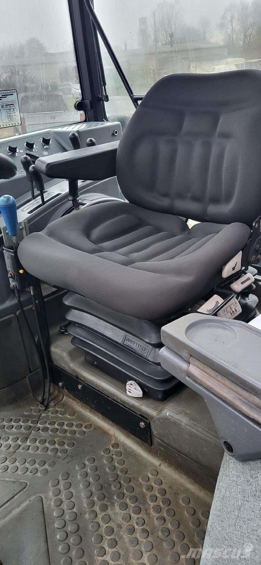 New Holland 7740 Трактори