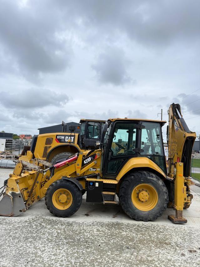 CAT 428F2 Товарач със заден ексватор
