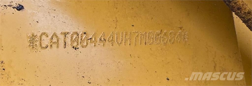 CAT 444 Товарач със заден ексватор