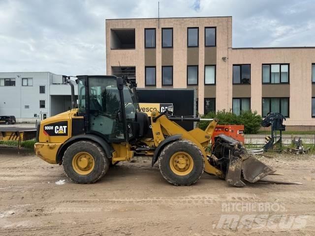 CAT 906M Колесни товарачи