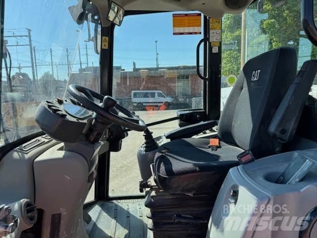 CAT 908M Колесни товарачи