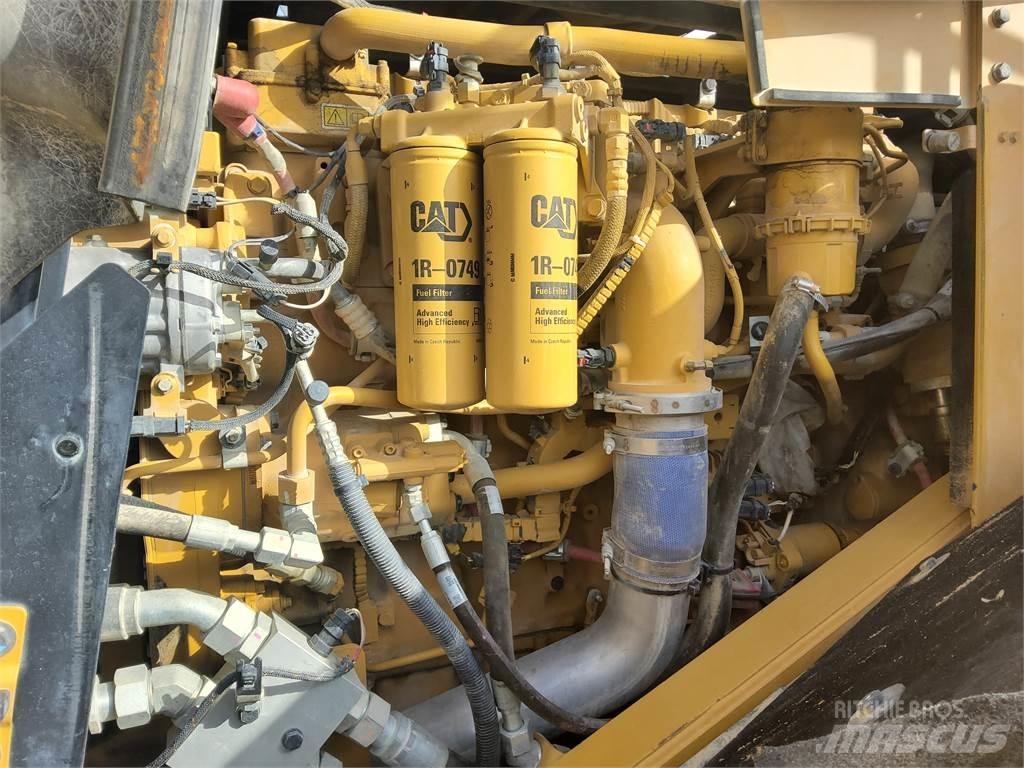 CAT 982M Колесни товарачи