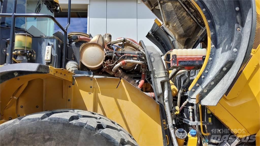CAT 982M Колесни товарачи