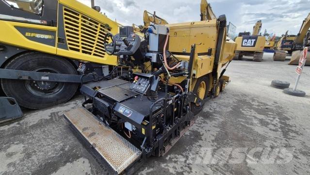 CAT AP300F Машини за асфалт