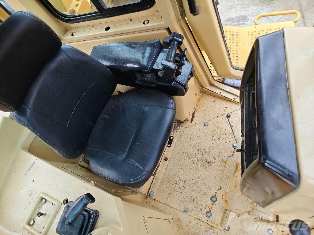 CAT D 7 R Верижни булдозери
