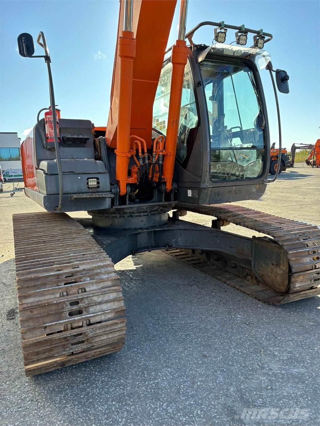 Hitachi ZX210LC-3 Екскаватори с дълго рамо