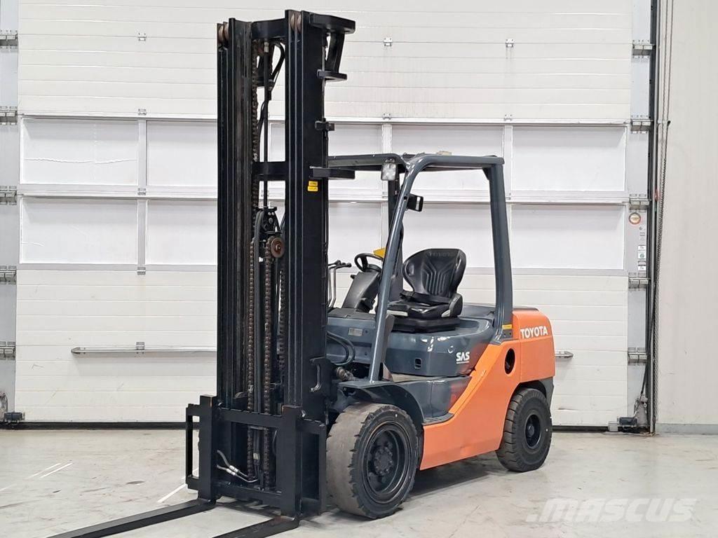 Toyota 02-8FDF30 Дизелови камиони